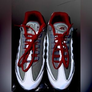 MEN NIKE AIR MAX 95 SIZE 9 MTLLC SLIVER & RED COLOR WAY